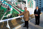 Ким Чен Ир у плана нового жилого комплекса в Пхеньяне, снимок опубликован в 2009 году