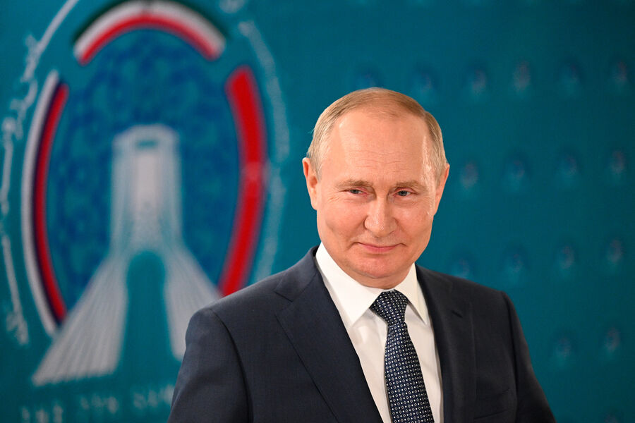 Президент РФ Владимир Путин отвечает на вопросы журналистов после встречи глав государств - гарантов Астанинского процесса содействия сирийскому урегулированию