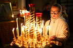 Прихожанка во время пасхальной службы в Знаменском кафедральном соборе Курска, 20 апреля 2025 года