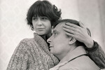 <b>«Осенний марафон» (1979)</b>
<br><br>
Первая совместная работа Данелии и одного из величайших актеров нашей страны Олега Басилашвили — грустная комедия о кризисе среднего возраста, принесшая Евгению Леонову, завсегдатаю фильмов Георгия Николаевича, личный приз Венецианского кинофестиваля. Басилашвили, сыгравший в ленте нерешительного педагога Бузыкина, который разрывается между женой и любовницей, называл роль одной из самых дорогих, так как она позволила задуматься о месте в жизни, неумении сказать «нет», невозможности измениться. Твидовый пиджак для главного героя картины подобрал сам Данелия — причем обязал Басилашвили не снимать и даже спать в нем, чтобы тот приобрел поношенный вид.