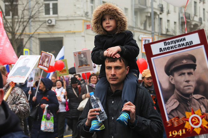 Участники во время акции «Бессмертный полк» в Москве