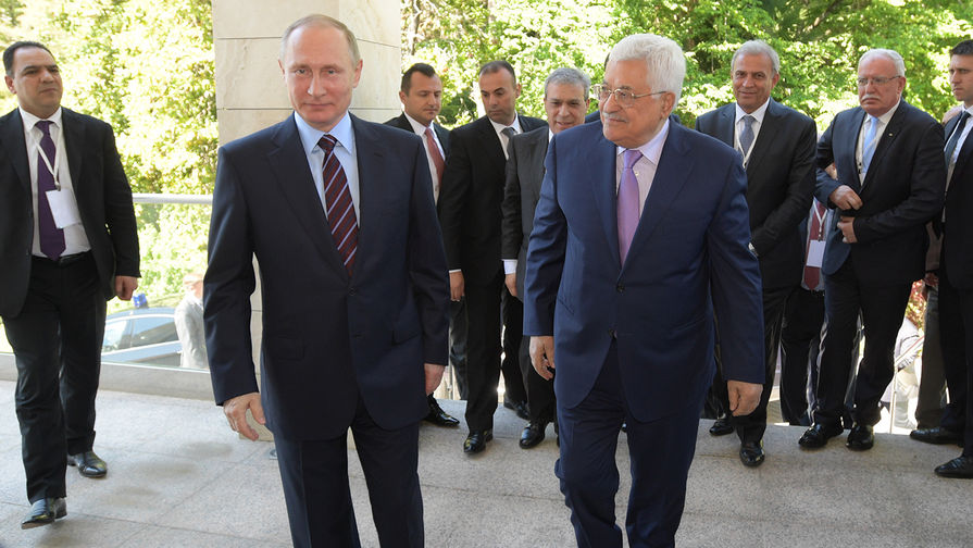 Президент РФ Владимир Путин и президент государства Палестина Махмуд Аббас во время встречи, 11 мая 2017 года