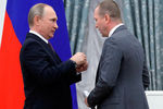 Владимир Путин и Евгений Миронов на церемонии вручения государственных наград РФ в Кремле