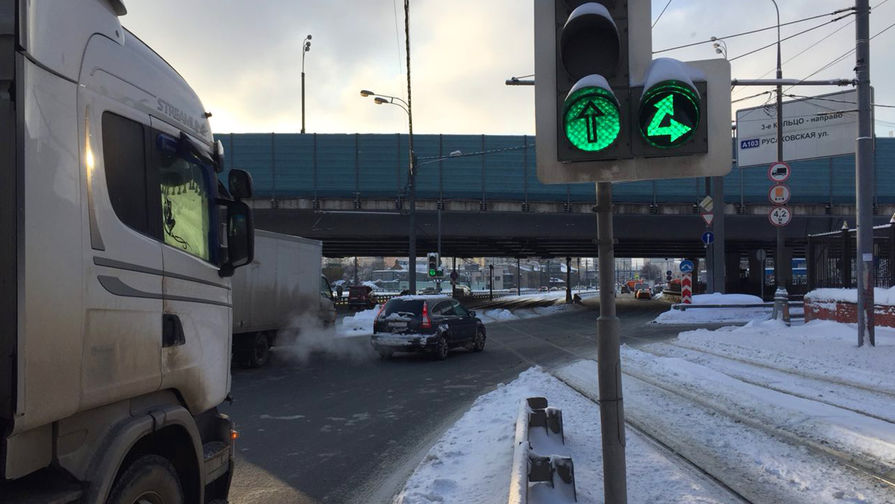 В Москве начали мыть и красить светофоры