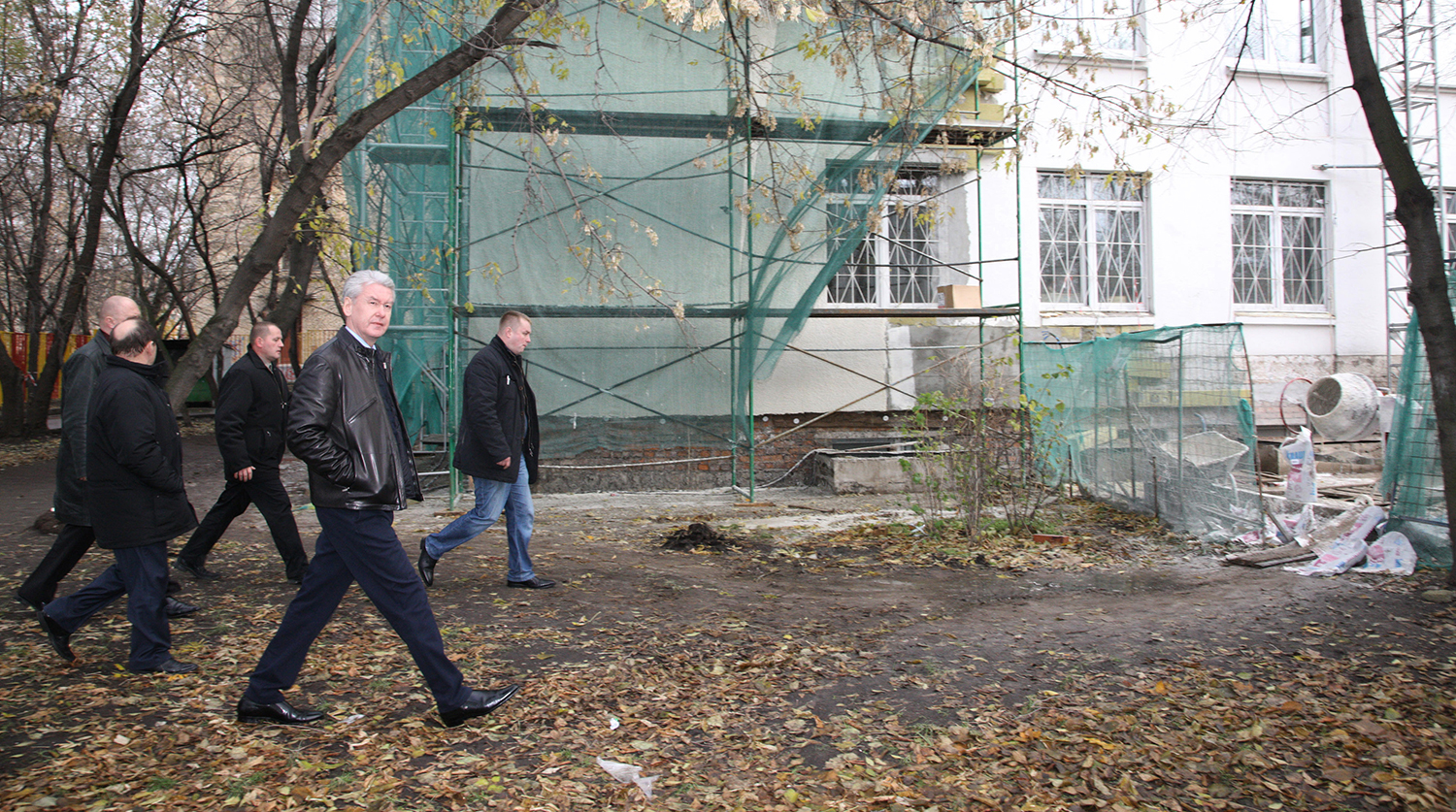 Мэр Москвы Сергей Собянин во время посещения строящейся детской поликлиники в ЦАО, 2010 год