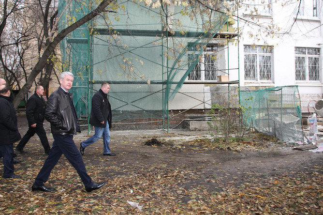 Мэр Москвы Сергей Собянин во время посещения строящейся детской поликлиники в ЦАО, 2010 год