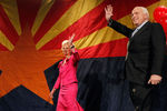 Сенатор Джон Маккейн с супругой Синди во время мероприятия Республиканской партии в Финиксе, штат Аризона, 2010 год