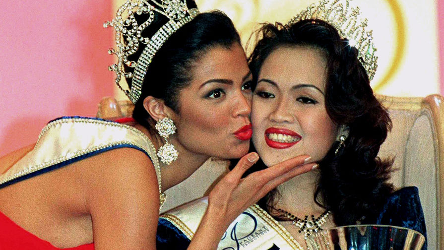 «Мисс Вселенная» 1995 года Челси Смит поздравляет новую «Мисс Вселенную» с&nbsp;победой на&nbsp;конкурсе красоты, 1996 год