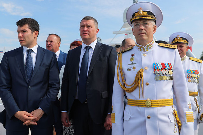 Калининград. Губернатор Калининградской области Антон Алиханов, первый заместитель председателя правительства Калининградской области Алексей Родин и командующий Балтийским флотом Александр Носатов во время военно-морского парада в честь Дня Военно-Морского Флота России, 28 июля 2019 года
