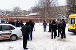 Сотрудники полиции у православной гимназии в Серпухове, где произошел взрыв, 13 декабря 2021 года