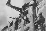 Планер DFS-230 под управлением фельдфебеля Георга Филиуса c продовольствием и боеприпасами для окруженных в городе немецких войск, врезавшийся в здание номер 37 на улице Аттилы в Будапеште, февраль 1945 года 