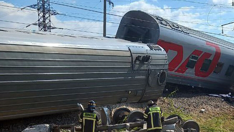 Неповрежденные вагоны сошедшего с рельсов поезда продолжили движение 
