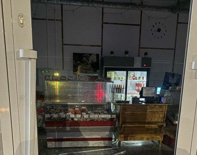 В Новосибирской области автомобиль влетел в магазин пельменей