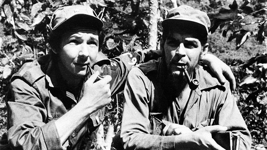 Рауль Кастро (слева) и Эрнесто &laquo;Че&raquo; Гевара в&nbsp;молодости, июнь 1958 года 
