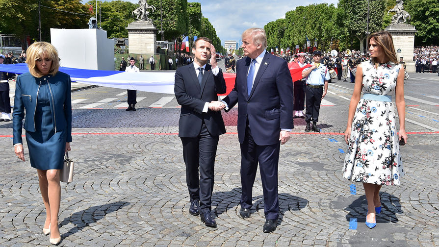 Первая леди Франции Брижит Макрон, президент Эммануэль Макрон и президент США Дональд Трамп с супругой Меланьей во время парада по случаю Дня взятия Бастилии в Париже, 14 июля 2017 года