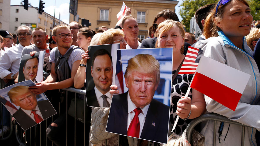 Портреты Дональда Трампа и президента Польши Анджея Дуды перед выступлением американского президента на площади Красиньских в Варшаве, 6 июля 2017 года