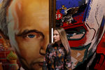 Картина с изображением Владимира Путина на выставке в Москве, 6 декабря 2017 года