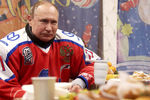 Президент России Владимир Путин после товарищеского матча Ночной хоккейной лиги на ГУМ-катке на Красной площади, 25 декабря 2019 год