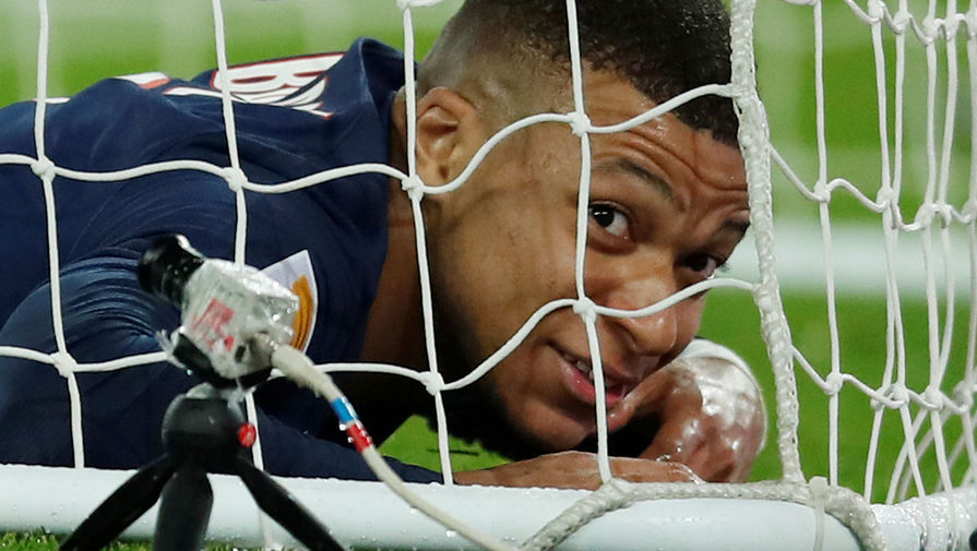 Футболист Кайлан Мбаппе радуется забитому голу в матче «ПСЖ» &mdash; «Сент-Этьен» в Кубке французской лиги, 8 января 2020 года