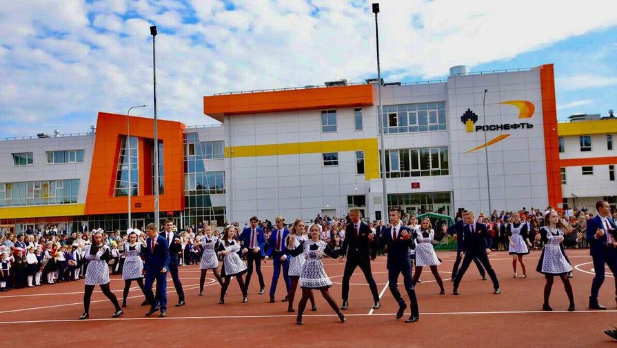 Путин передаст Сечину слова благодарности жителей Тулуна за новую школу