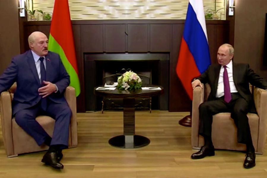 Президент России Владимир Путин и президент Белоруссии Александр Лукашенко во время встречи в Сочи, 28 мая 2021 года