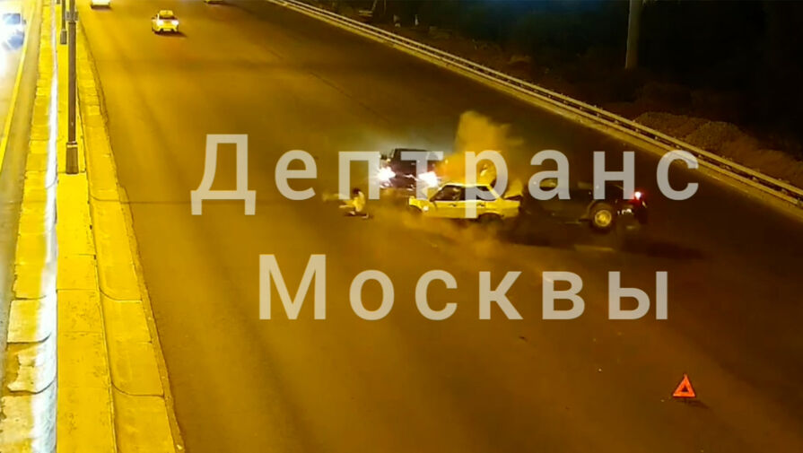 На МКАД машина протаранила два стоящих после ДТП автомобиля