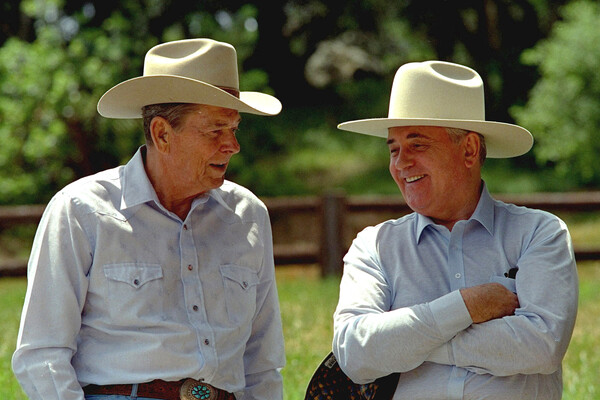 Бывший президент США Рональд Рейган и бывший президент Советского Союза Михаил Горбачев во время встречи на&nbsp;ранчо в&nbsp;Санта-Барбаре, штат Калифорния, май 1992&nbsp;года