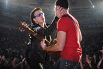 Боно и Эдж на концерте группы U2 в рамках Elevation Tour 2001 в Madison Square Garden в Нью-Йорке