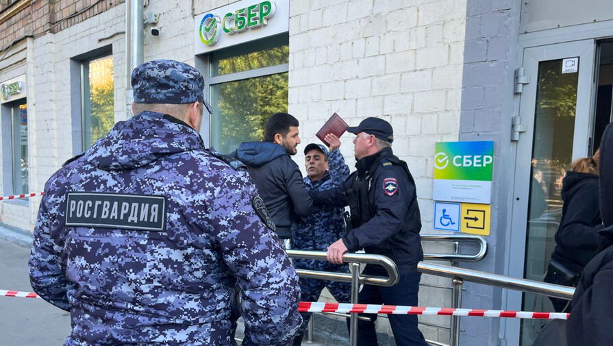 «Рыдал в полицейской машине». В Москве сотрудник банка зарезал начальницу посреди рабочего дня