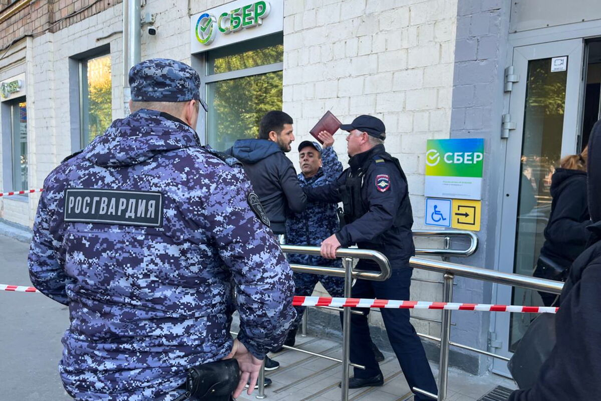 «Рыдал в полицейской машине». В Москве сотрудник банка зарезал начальницу посреди рабочего дня