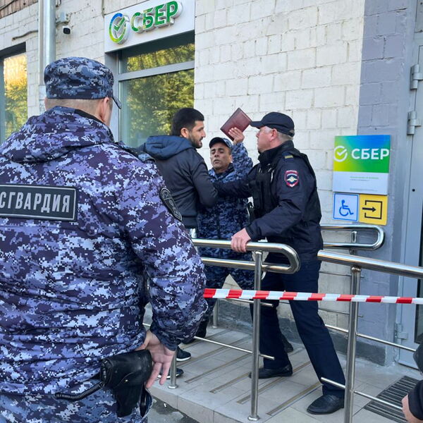 «Рыдал в полицейской машине». В Москве сотрудник банка зарезал начальницу посреди рабочего дня