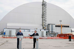 Петр Порошенко и Александр Лукашенко у новой арки четвертого энергоблока Чернобыльской АЭС, который был разрушен во время катастрофы в 1986 году