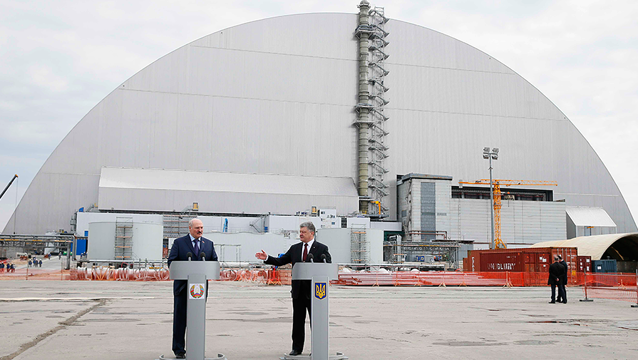Петр Порошенко и Александр Лукашенко у&nbsp;новой арки четвертого энергоблока Чернобыльской АЭС, который был разрушен во время катастрофы в&nbsp;1986 году