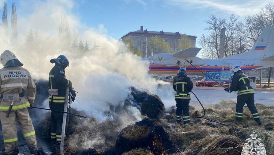 Водитель грузовика сбросил горящее сено на парковку перед ТЦ в Уфе