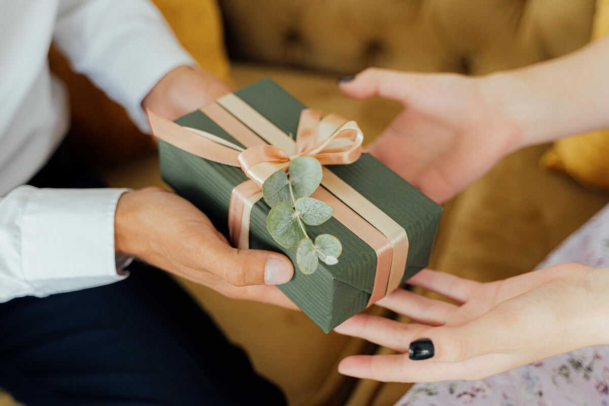 Что подарить женщине на 50 лет: актуальные подарки на юбилейную дату