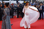 Супермодель Хелена Кристенсен на красной ковровой дорожке церемонии открытия 77-го Каннского кинофестиваля, 14 мая 2024 года