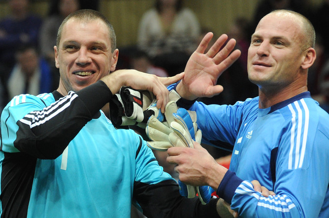 Вратари ветеранской сборной России — Александр Филимонов (слева) и Дмитрий Гончаров