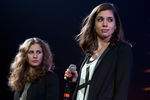 Надежда Толоконникова и Мария Алехина выступают с политической речью на концерте в нью-йоркском Barclays Center