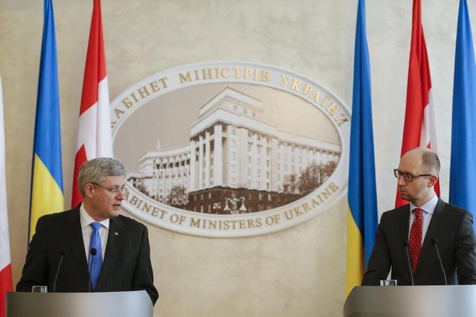 Премьер-министр Канады Стивен Харпер и глава кабмина Украины Арсений Яценюк