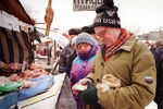 Покупатели на рынке в Москве, январь 1999 года