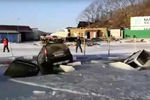 Автомобили, частично ушедшие под лед на острове Русский, 5 января 2020 года