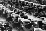 В 1954 году автомобильный завод Volkswagen в Вольфсбурге производил почти 900 «Жуков» каждый день.