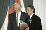 Президент России Борис Ельцин и капитан сборной команды России по хоккею Павел Буре на церемонии вручения правительственных наград в Кремле, 1998 год