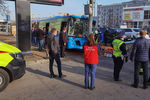 Последствия столкновения пассажирского автобуса с мачтой освещения на ул. Марксистская, 14 апреля 2021 года