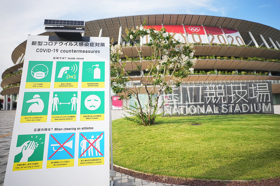 
Напоминание об антиковидных мерах и правилах поведения на&nbsp;соревнованиях перед&nbsp;Национальным Олимпийским стадионом, Токио, 20 июля 2021 года
