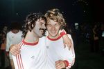 Герд Мюллер и Райнер Цобель из мюнхенской «Баварии» празднуют победу в финале Кубка Европы, 1974 год