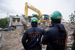 Бригада гражданской защиты Гаити расчищает завалы после землетрясения, Ле-Кейт, Гаити, 17 августа 2021 года