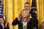 Барбра Стрейзанд получает Президентскую медаль свободы из рук Барака Обамы в Белом доме, Вашингтон, 2015 года