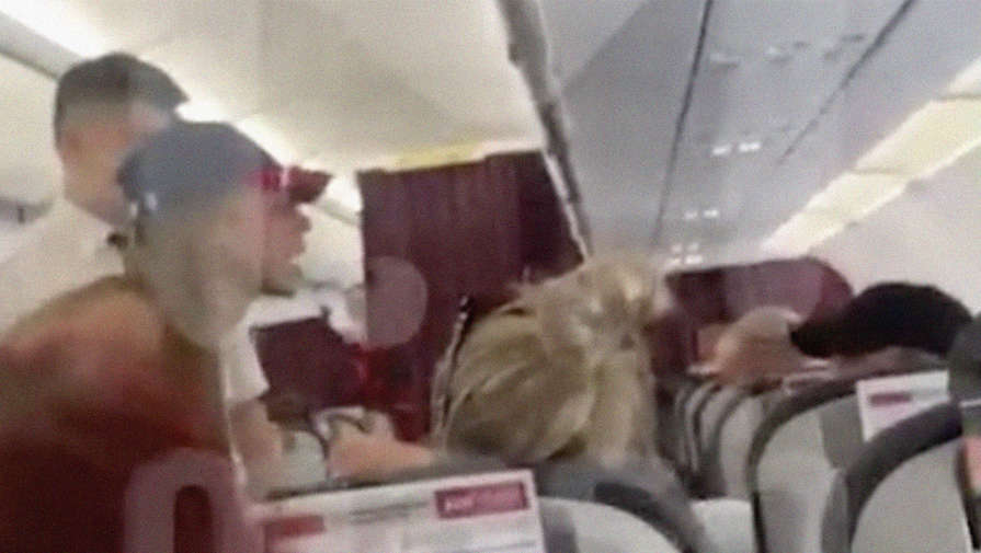 На борту самолета Сочи - Санкт-Петербург пассажиры устроили драку из-за отказа их пересадить