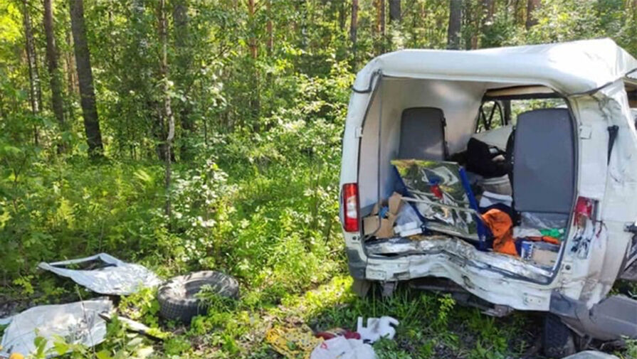 На трассе Тюмень – Омск фура отбросила в лес фургон медслужбы